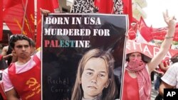 Người biểu tình cầm hình cô Rachel Corrie, nhà hoạt động Mỹ bị xe ủi đất của quân đội Israel cán chết trong cuộc biểu tình thân Palestine ở Dải Gaza năm 2003.