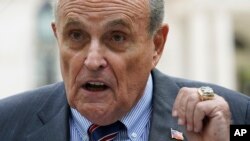 Foto Achiv: Ansyen majistra vil Nouyok Rudy Giuliani pandan yon konferans pou lapres nan vil Nouyok, 7 Jyen 2022. 