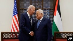 Prezidan Palestinyen an Mahmour Abbas ak Prezidan Etazini Joe Biden nan vil Bethlehem, Vandredi 15 Jiye 2022.