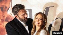 Jennifer Lopez ak Ben Affleck asiste yon pwojeksyon espesyal film "Marry Me" (Marye Ave'm) nan Los Angeles, Kalifoni, 8 Fevriye 2022.