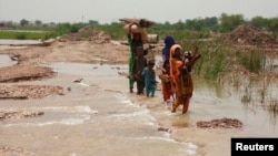 پاکستان کے کئی علاقوں میں شدید بارشوں کے بعد سیلابی ریلوں سے بڑے پیمانے پر تباہی ہوئی ہے۔