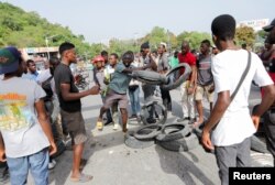 Yon gwoup manifestan monte yon barikad akoz yo vekse poutet rate gaz la nan Potoprens, Ayiti, 13 Jiye, 2022.