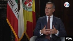 Majistra Los Angeles, Eric Garcetti, pandan yon entevyou ak VOA Espayol, Lendi 6 Jyen 2022. 