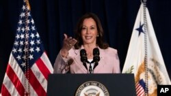 Vis Prezidan Etazini Kamala Harris nan yon evenman pou pwomouvwa pwisans ekonomik medam yo nan rejyon no Amerik Santal la, nan kad Some Dezamerik la nan Los Angeles, 7 Jiye, 2022. 