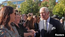 Wa Charles III ak Ren Konsor Camilla koze ak piblik la pandan yon pwomnad nan Belfast, Irland di No, Madi, 13 Sept. 2022. 