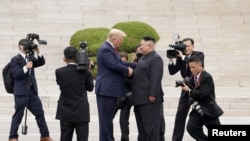 30 Haziran 2019 - Eski ABD Başkanı ve yeni başkan seçilen Donald Trump, Kuzey Kore lideri Kim Jon Un ile birlikte