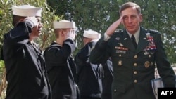 Đại tướng David Petraeus chào các binh sĩ trong ngày Lễ Độc lập chót mà ông còn trong quân ngũ trước khi trở thành tân giám đốc của Cơ quan Tình báo Trung ương CIA