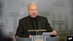 Tổng thống lâm thời Ukraine, Oleksandr Turchynov, đề ra cho những người thân Nga kỳ hạn đến sáng thứ Hai để hạ võ khí, hoặc sẽ trực diện với một ‘cuộc hành quân chống khủng bố toàn diện’.