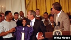 TT George W.Bush tiếp đội Baltimore Ravens tại Tòa Bạch Ốc