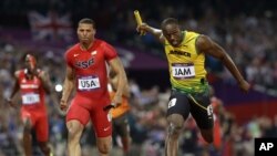 Usain Bolt vượt qua Ryan Bailey của Hoa Kỳ để giành chiến thắng môn chạy 4x100 mét tiếp sức nam tại Olympic London, 11/8/2012