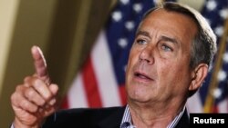 Chủ tịch Hạ Viện John Boehner nói chuyện với giới truyền thông bên ngoài văn phòng của ông ở Capitol Hill, Washington, 7/12/2012. 