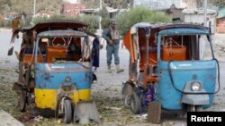 Cảnh sát Afghanistan đứng gác tại hiện trường vụ nổ ở thành phố Jalalabad, Afghanistan, 25/11/2016.