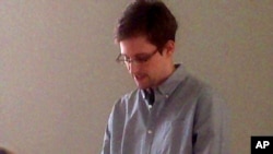 Edward Snowden trong cuộc họp với các nhà hoạt động Nga và giới chức Nga. (Ảnh chụp hôm 12/7/13, do tổ chức Human Rights Watch cung cấp)