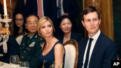 Ông Jared Kushner và vợ Ivanka Trump tại tiệc tối của Tổng thống Mỹ và Chủ tịch Trung Quốc (6/4/2017, tại Florida)