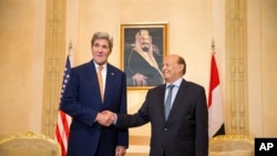 Ngoại trưởng Hoa Kỳ John Kerry gặp tổng thống lưu vong của Yemen Abdu Rabu Mansour Hadi tại Riyadh, Ả Rập Xê Út, ngày 7/5/2015.