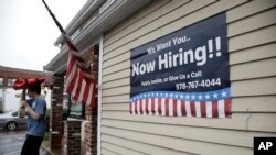 Một quảng cáo tìm việc làm dán bên ngoài một nhà hàng ở Middleton, Massachusetts, hôm 24/7/2017. Tỷ lệ thất nghiệp đạt mức thấp nhất trong vòng 18 năm qua ở Mỹ với mức 3,8%.