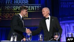 Başkan Biden geleneksel yemekte komedyen Colin Jost'la tokalaşırken