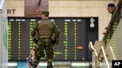 Quân đội Bỉ kiểm tra nhà ga trung tâm ở Brussels, ngày 21/6/2017.