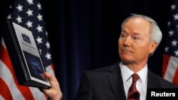 Cựu dân biểu Asa Hutchinson, cố vấn NRA, trình bày các khuyến nghị về chương trình giữ an toàn cho các trường học, tại cậu lạc bộ báo chí ở Washington 2/4/13