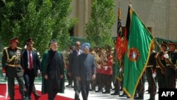 Tổng thống Afghanistan Hamid Karzai (trái) tiếp đón Thủ tướng Ấn Ðộ Manmohan Singh khi ông đến thăm Kabul