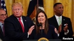 Phát ngôn nhân Tòa Bạch Ốc Sarah Sanders bên cạnh Tổng thống Mỹ Donald Trump.