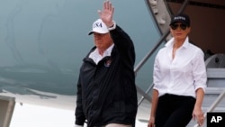 Tổng thống Donald Trump, và Đệ nhất Phu nhân Melania Trump, đến phi trường quốc tế Corpus Christi ở Corpus Christi, Texas, ngày 29/8, 2017.