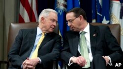 Bộ trưởng Tư pháp Mỹ Jeff Sessions nói chuyện với người phụ tá Rod Rosenstein