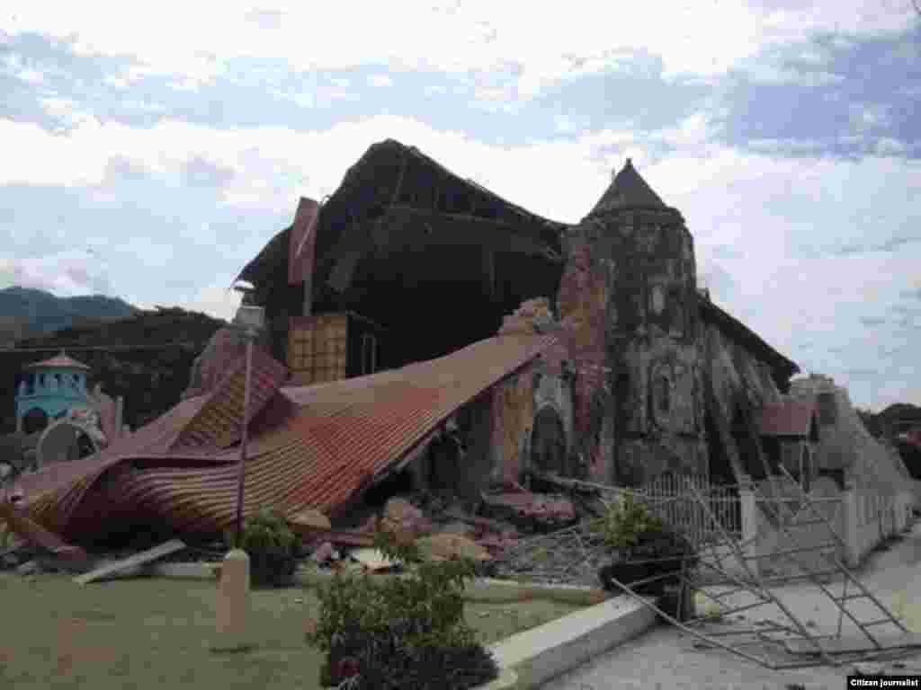 Nhà thờ Loboc ở Bohol bị sụp đổ sau trận động đất, ngày 15/10/2013.