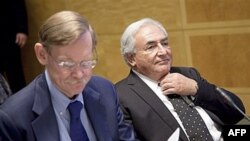 Chủ tịch WB Robert Zoellick (trái) và Tổng giám đốc IMF Dominique Strauss-Kahn tại cuộc họp thường niên ở Washington