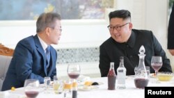 Lãnh tụ Triều Tiên Kim Jong Un và Tổng thống Hàn Quốc Moon Jae-in ăn trưa tại Bình Nhưỡng (ảnh do Thông tấn xã Triều Tiên KCNA công bố ngày 20/9/2018.)