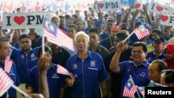 Thủ tướng Malaysia Najib Razak vẫy cờ chung với các ủng hộ viên trong chiến dịch vận động bầu cử ở ngoại ô Kuala Lumpur, ngày 28/4/2013.