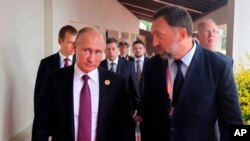 10 Kasım 2017 - Rusya Cumhurbaşkanı Vladimir Putin metal sektörünün önde gelen Rus işadamlarından Oleg Deripaska ile birlikte