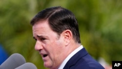 Foto Achiv: Gouvene eta Arizona Doug Ducey. 