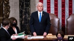 Foto Achiv: Vis Prezidan Mike Pence retounen nan La Chanm apre minwi 7 Janvye pou finn setifye rezilta eleksyon an. 