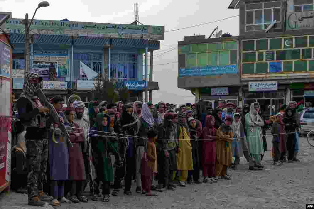 افغان شہریوں کی بڑی تعداد اسپتال کے باہر اپنے عزیزوں کو خون کا عطیہ دینے کے لیے موجود ہے۔