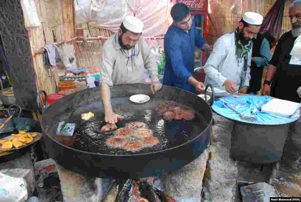 کون ہے جو چپل کباب تیار ہوتا دیکھے اور کھانا نہ چاہے