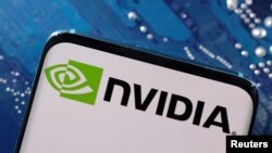 Yapay zeka teknolojisindeki patlamayı ürettiği çiplerle körükleyen Nvidia, Perşembe günü piyasa değerini 277 milyar dolar arttırdıktan sonra Cuma günü de piyasa değerini 2 trilyon dolara ulaştırdı. 