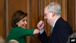 Chủ tịch Hạ viện Mỹ Nancy Pelosi và lãnh đạo phe Cộng hòa tại Thượng viện Mitch McConnell.