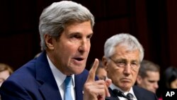 ABD Dışişleri Bakanı John Kerry, Savunma Bakanı Chuck Hagel'la (sağda) aynı oturuma katıldı