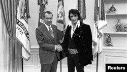 Tổng thống Richard Nixon bắt tay vua nhạc Rock n Roll Elvis Presley tại Phòng Bầu Dục ở Nhà Trắng, thủ đô Washington, tháng 12 năm 1970.