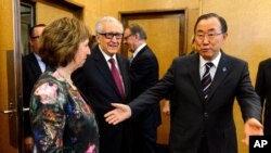 Tổng thư ký Liên hiệp quốc Ban Ki-moon (phải), Đặc sứ Lakhdar Brahimi (giữa) và Trưởng ban Chính sách Đối ngoại EU Catherine Ashton trước phiên họp ở Geneve, Thụy Sĩ, 21/1/14