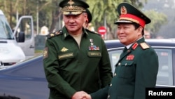 Bộ trưởng Quốc phòng Nga Sergei Shoigu bắt tay Bộ trưởng Quốc phòng Việt Nam Ngô Xuân Lịch tại Hà Nội ngày 23/1/2018. 