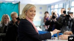 Bà Marie Le Pen, lãnh đạo Mặt trận Quốc gia cực hữu, đi bỏ phiếu tại Henin-Beaumont, Pháp.