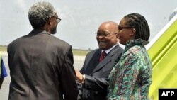 Tổng thống Nam Phi Jacob Zuma, giữa, và đại sứ Nam Phi ở Côte d’Ivoire Lallie Ntombizodwa, phải, gặp đại diện Liên minh châu Phi Ambroise Niyonsaba tại sân bay quốc tế Abidjan, 21/2/2011