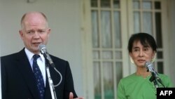 Ngoại trưởng Anh William Hague nói chuyện với các phóng viên báo chí sau cuộc họp với bà Aung San Suu Kyi, lãnh tụ đấu tranh cho dân chủ Miến Điện tại tư gia của bà ở Rangoon hôm 6/1/12