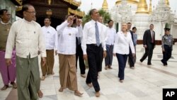 Tổng thống Obama và Ngoại trưởng Clinton đến viếng chùa Shwedagon ở Rangoon, Miến Điện, 19/11/12