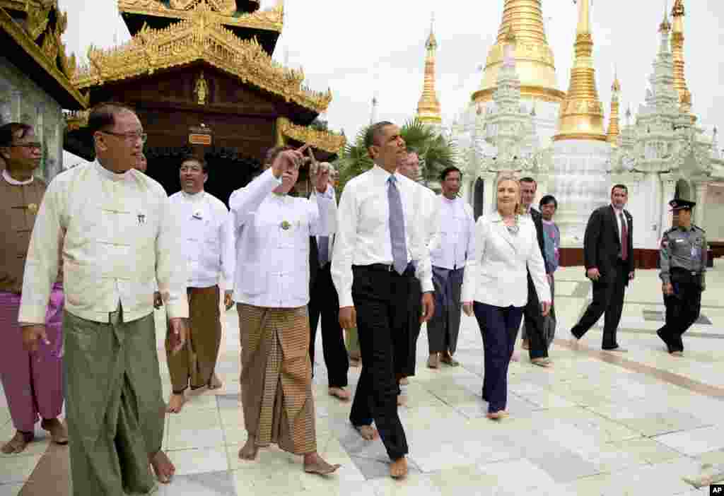 Tổng thống Mỹ Barack Obama tham quan ch&ugrave;a Shwedagon c&ugrave;ng Ngoại trưởng Mỹ Hillary Clinton ở Rangoon, Miến Điện, ng&agrave;y 19 th&aacute;ng 11, 2012.