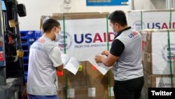 Nhân viên USAID Việt Nam kiểm tra lô hàng máy thở ở sân bay Nội Bài, hình do USAID đăng trên Twitter ngày 16/09/2020.