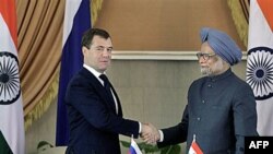 Tổng thống Nga Dmitry Medvedev (trái) bắt tay Thủ tướng Ấn Ðộ Manmohan Singh sau cuộc họp báo chung tại New Delhi, ngày 21/12/2010