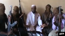 Thủ lãnh nhóm Boko Haram Abub.akar Shekau (giữa) nhận trách nhiệm thực hiện vụ bắt cóc tập thể này